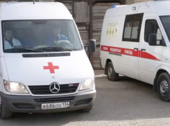 На юге Волгограда водитель на Great Wall протаранила «девятку»: женщина с ребенком в больнице