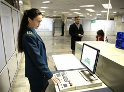 В аэропорту Волгограда «задержали» прилетевшие под видом газет 200 тысяч долларов