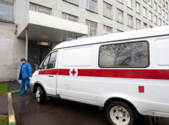 Под Волгоградом неустановленный водитель сбил двух пешеходов и скрылся