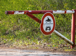 Водитель врезался в шлагбаум на парковке у заводоуправления Волжской ГЭС: трое в больнице