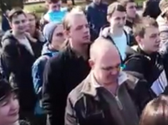 Водитель Chevrolet пытался протаранить оцепление на митинге сторонников Навального в Волгограде 