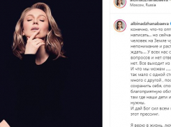 «Все выходит из-под контроля»: Альбина Джанабаева паникует из-за коронавируса