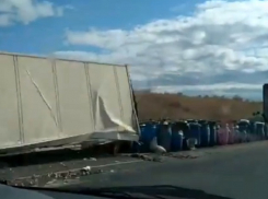 Спасение товара из перевернувшейся на трассе фуры попало на видео 