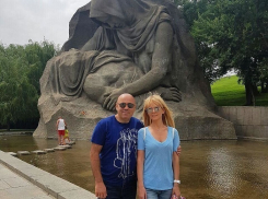 Валерия и Пригожин прогулялись по Мамаеву кургану во время задержки рейса