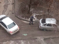 Машины массово застревают в сошедшем со снегом асфальте в Волгограде