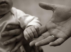 Многодетным матерям в Волгограде вместо автомобилей вручили медали