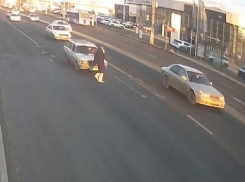 Отечественная легковушка на скорости сбила волгоградку на пешеходном переходе