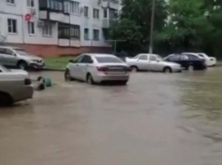 Не можем попасть в подъезд, упали провода: огромная лужа не пускает домой волгоградцев