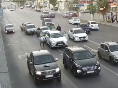 22-летний парень угнал у друга «Приору» и устроил массовое ДТП в Волгограде: авария попала на видео
