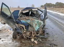 Двое скончались, двое в больнице: на трассе под Волгоградом столкнулись  Lexus и «двенадцатая»