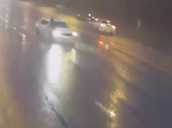 Женщину-бегунью «посадил» на капот водитель Octavia в Волгограде: видео