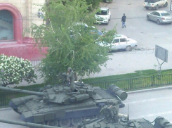Волгоградцы потребовали от властей и военных не портить дороги техникой на 9 мая