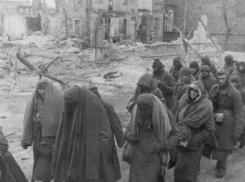 Колонны пленных солдат вермахта на улицах Сталинграда снял советский фотограф