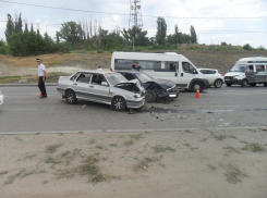 В центре Волгограда в тройном ДТП с Mercedes пострадал 10-летний мальчик 