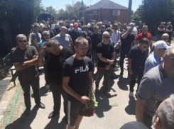 Сотни волгоградцев пришли на похороны легендарного тренера по боксу Александра Черноиванова