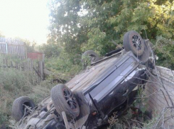 В Волгограде водитель четырнадцатой влетел в забор: двое пострадавших