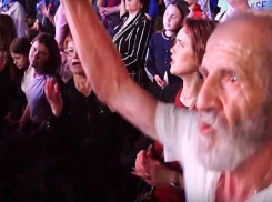 Пенсионер зажигал на концерте Александра Буйнова в Волгограде