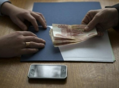 Под Волгоградом чиновница собирала «дань» за премию с подчиненных	