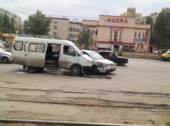 Водитель Kia протаранил маршрутку №69 на юге Волгограда: трое пострадали 