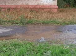«Жители сами пытаются отвести воду от дома»: в Волгограде вода затопила целый двор