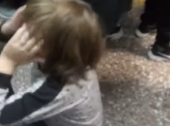 Дети сидят на полу: дикая очередь к педиатру попала на видео в Волгоградской области