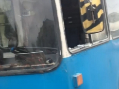 В Волгограде во время движения троллейбусу разбили стекло