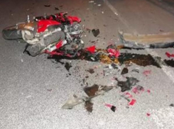 В Волгоградской области мотоциклист сбил влюбленную пару: 4 пострадали 