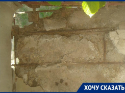 Волгоградцы рискуют оказаться под завалами аварийного балкона, УК «МУК» игнорирует просьбы сделать ремонт