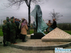 Девочка Мила вновь украсила волгоградский мемориал «Солдатское поле»