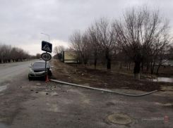 Крымчанин за рулем Opel врезался в столб и дорожный знак в Волгоградской области: травмы получила пассажирка