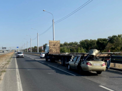 На видео попало, как волгоградец на легковом авто нырнул под фуру