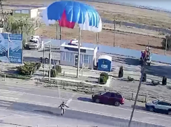 Парашютист приземлился на дорогу под Волгоградом 