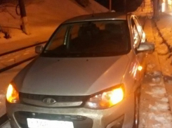 Lada Kalina вылетела на трамвайные пути в Волгограде