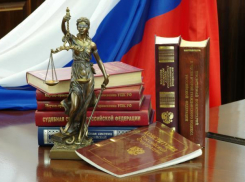Большую группу волгоградских школьников доставили в суд