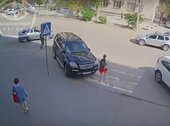 Припаркованный на «зебре» крутой Mercedes случайно попал в кадр в Волгограде