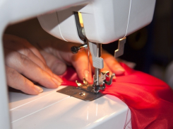 Юная рукодельница из Волгограда прошила палец на швейной машинке