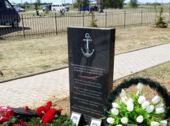 Краснофлотцев затонувшего бронекатера похоронили с воинскими почестями