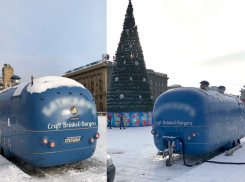  Волгоградцев возмутил «ларек» пивбара под новогодней елкой 