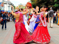 Кришнаиты удивили жителей Волжского ярким гулянием