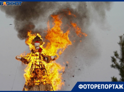 Тысячи волгоградцев собрались на огненные проводы зимы с 8-метровым чучелом 