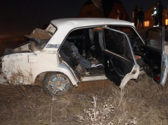Под Волгоградом 16-летний водитель ВАЗ-2107 въехал в электроопору: 3 пострадали