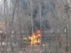 «Там люди остались?»: горящую маршрутку сняли на видео в Волгограде