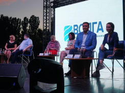 Два депутата и легкоатлетка провели вечер в компании молодых людей под Волгоградом