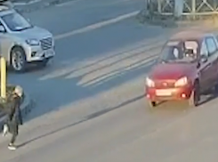 В Волгограде легковушка снесла ребенка на пешеходном переходе: видео