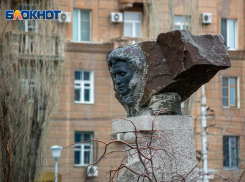 «Хочется зажать нос и бежать подальше», - волгоградец о запахах в сквере Пушкина