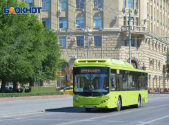 Из-за водителя легковушки в автобусе №77 в Волгограде упала женщина