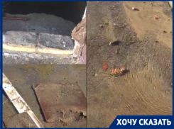 Жители Ворошиловского района Волгограда показали на видео, как из-за прорванной трубы затопило двор