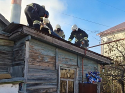 Пожарным позвонили соседи: причины гибели мужа с женой выясняют под Волгоградом
