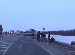 Компания молодежи разбилась на «Волге», влетев в УАЗ и грузовик Volvo под Волгоградом 