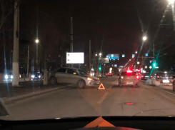 В центре Волгограда такси «догнало» «Hyundai»: собралась пробка